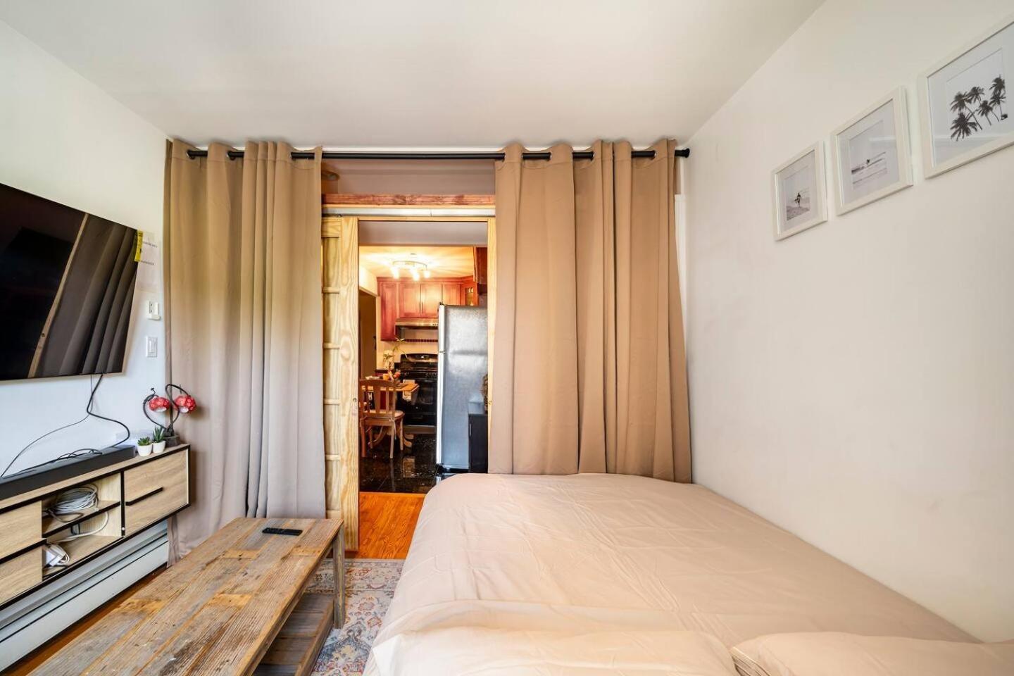 Homestay Location In Queens, Everything Is Near By *