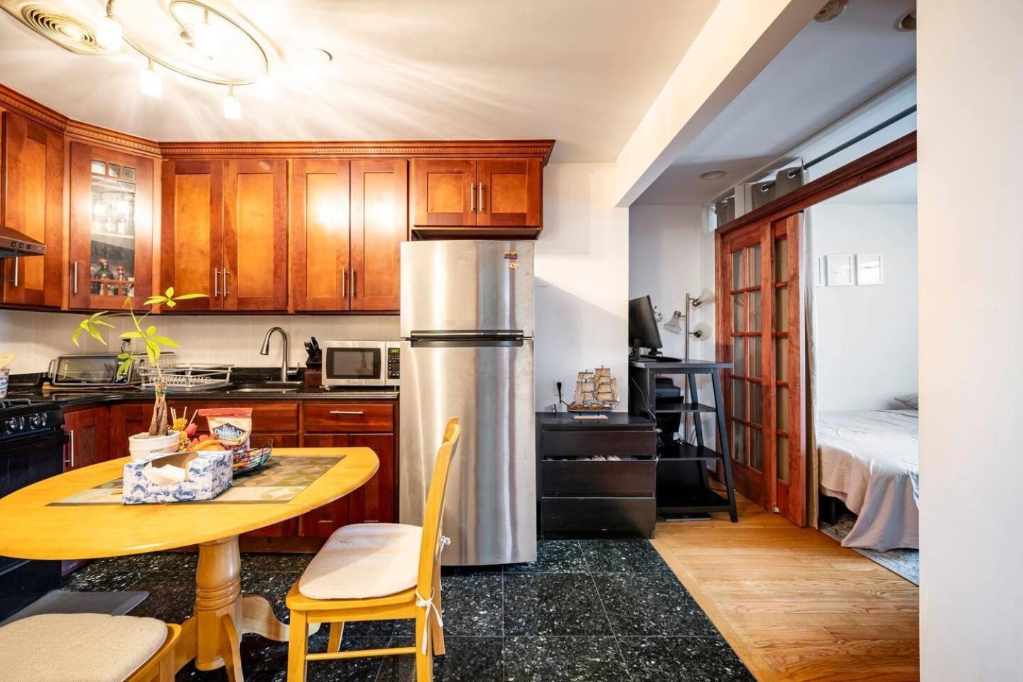 Homestay Location In Queens, Everything Is Near By *