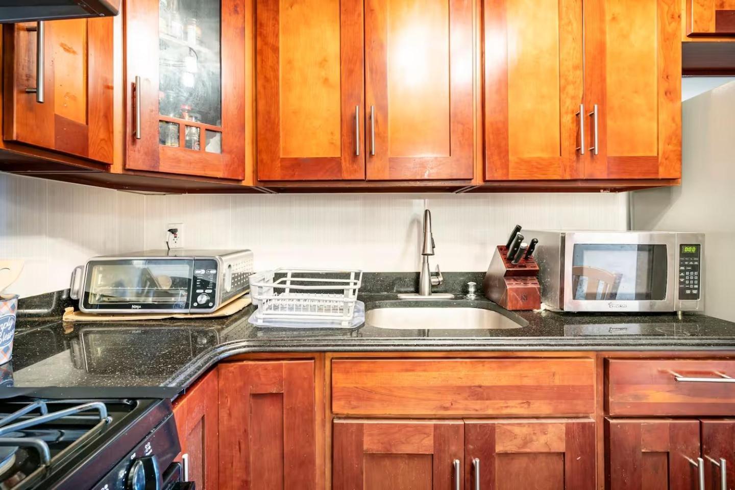 Homestay Location In Queens, Everything Is Near By